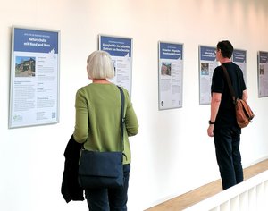 Menschen betrachten die Ausstellung "Bergedorf engagiert sich"