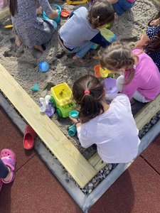 Kinder spielen im Sandkasten