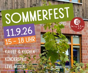 Flyer für das Sommerfest im Haus brügge, Zu sehen ist das Haus brügge im Hintergrund, mit einem grünen Ast im Vordergrund.